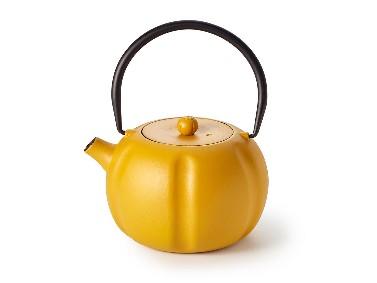 Runde Gusseisen-Teekanne in Gelb-Schwarz mit Edelstahl-Teesieb und schwarzem Henkel, asiatischer Stil