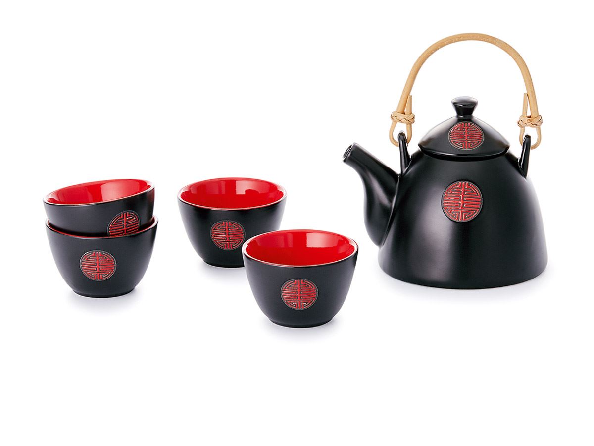 Tee-Set aus Steingut in Schwarz-Rot mit Glückssymbolen, bestehend aus Teekanne mit Holzgriff und vier Teetassen