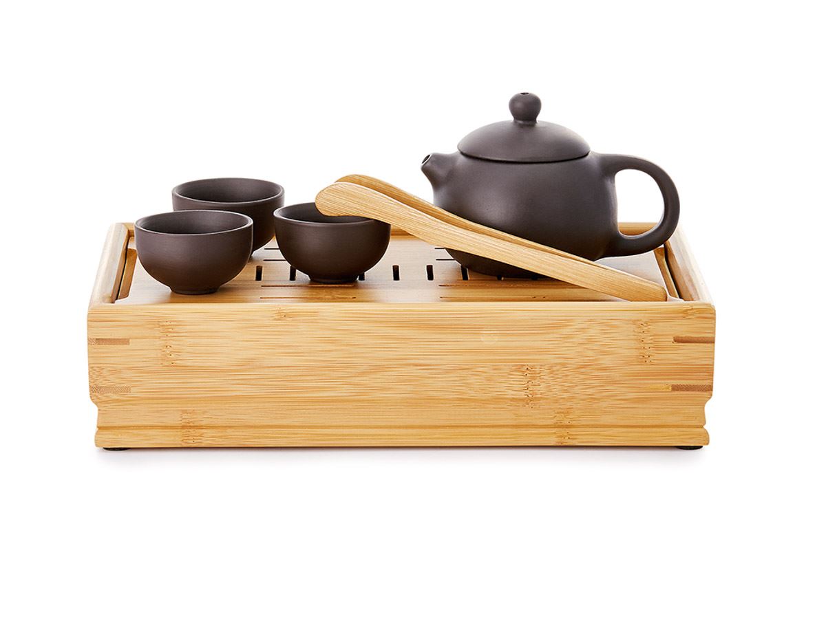 Chinesisches Gong-Fu-Tee-Set mit Zisha-Teekanne, drei Teeschalen und Bambus-Teetisch