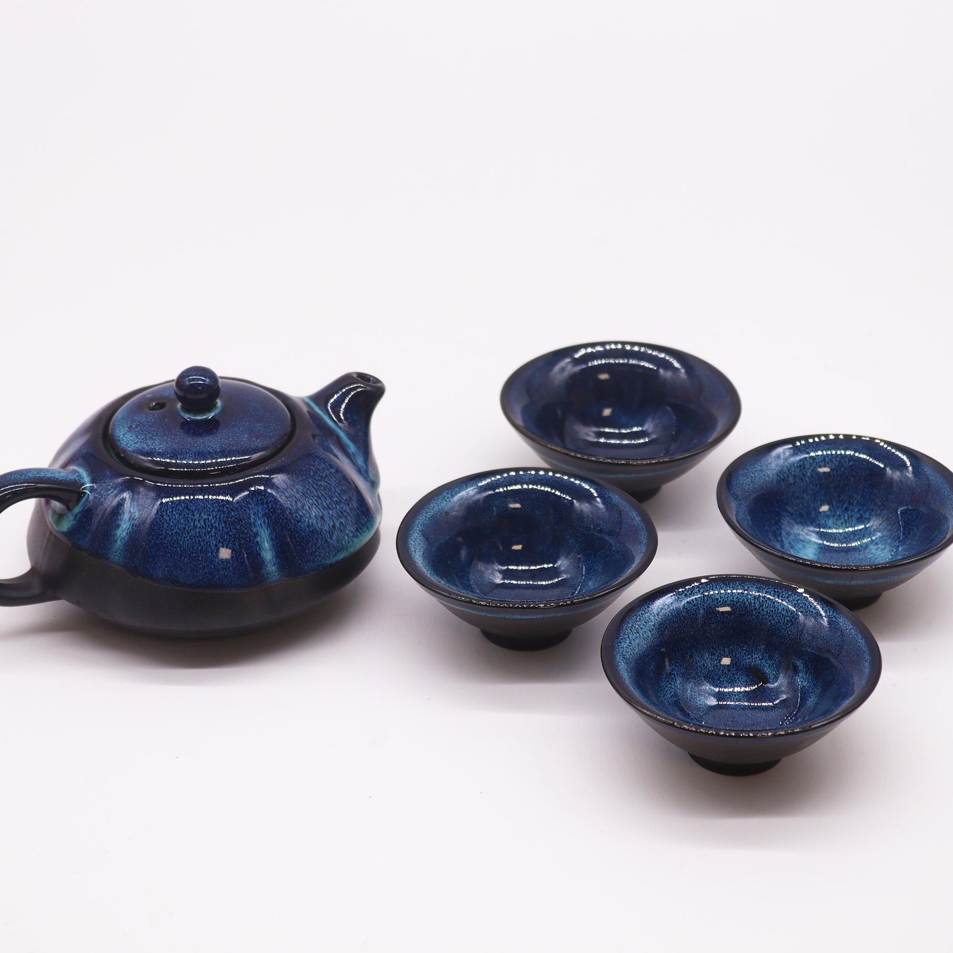 Keramik-Teeset „Herbal Blues“ mit Teekanne und vier Schalen in Schwarz-Blau mit matter Oberfläche