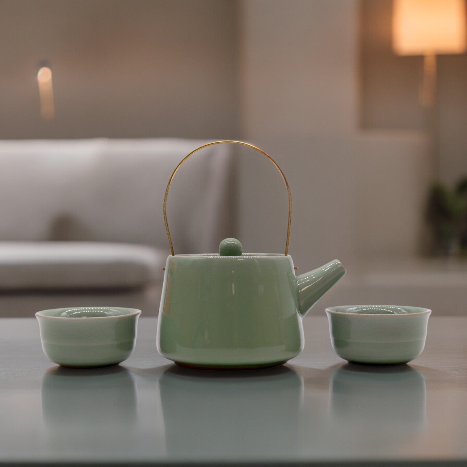Grünes Reise-Teeset mit Keramik-Teekanne und zwei Teeschalen im minimalistischen Stil