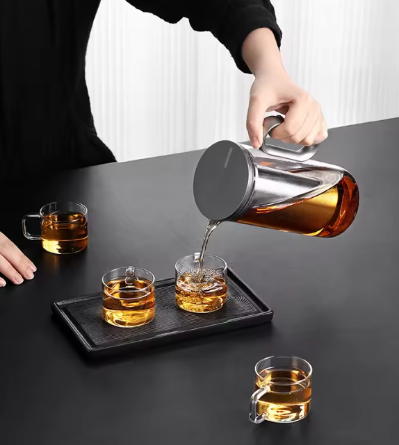 SAMA DOYO 900 ml Teekanne mit herausnehmbarem Sieb und ergonomischem Griff beim Teegenuss

