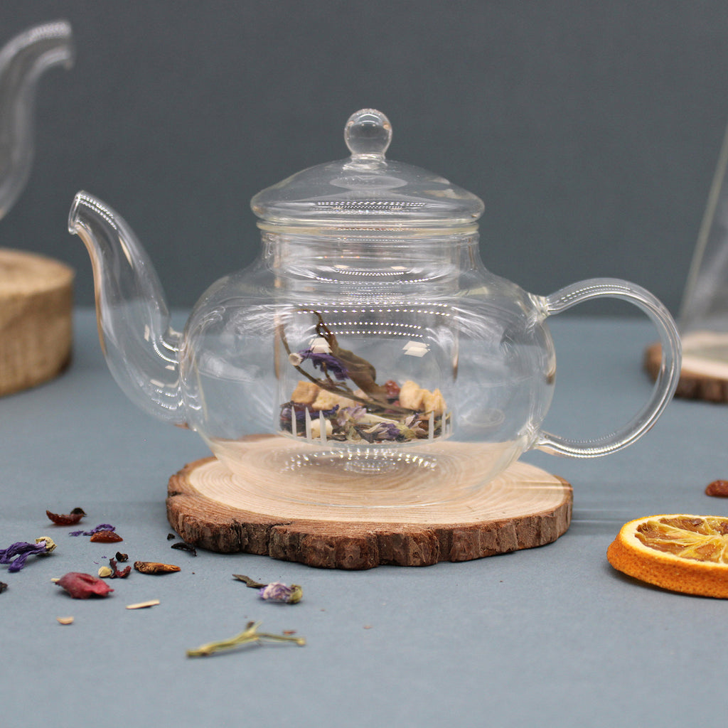 Transparente Glasteekanne Round Pearl mit Glasfilter – 400 ml, beim Ausgießen von rotem Tee