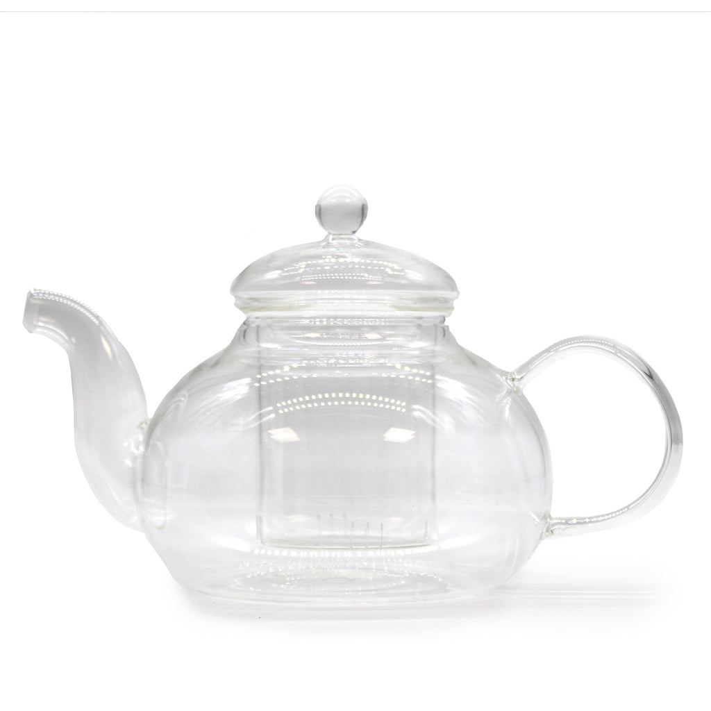 Transparente Glasteekanne Round Pearl mit Glasfilter – 800 ml, beim Ausgießen von rotem Tee
