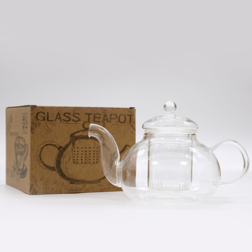 Transparente Glasteekanne Round Pearl mit Glasfilter – 800 ml, beim Ausgießen von rotem Tee

