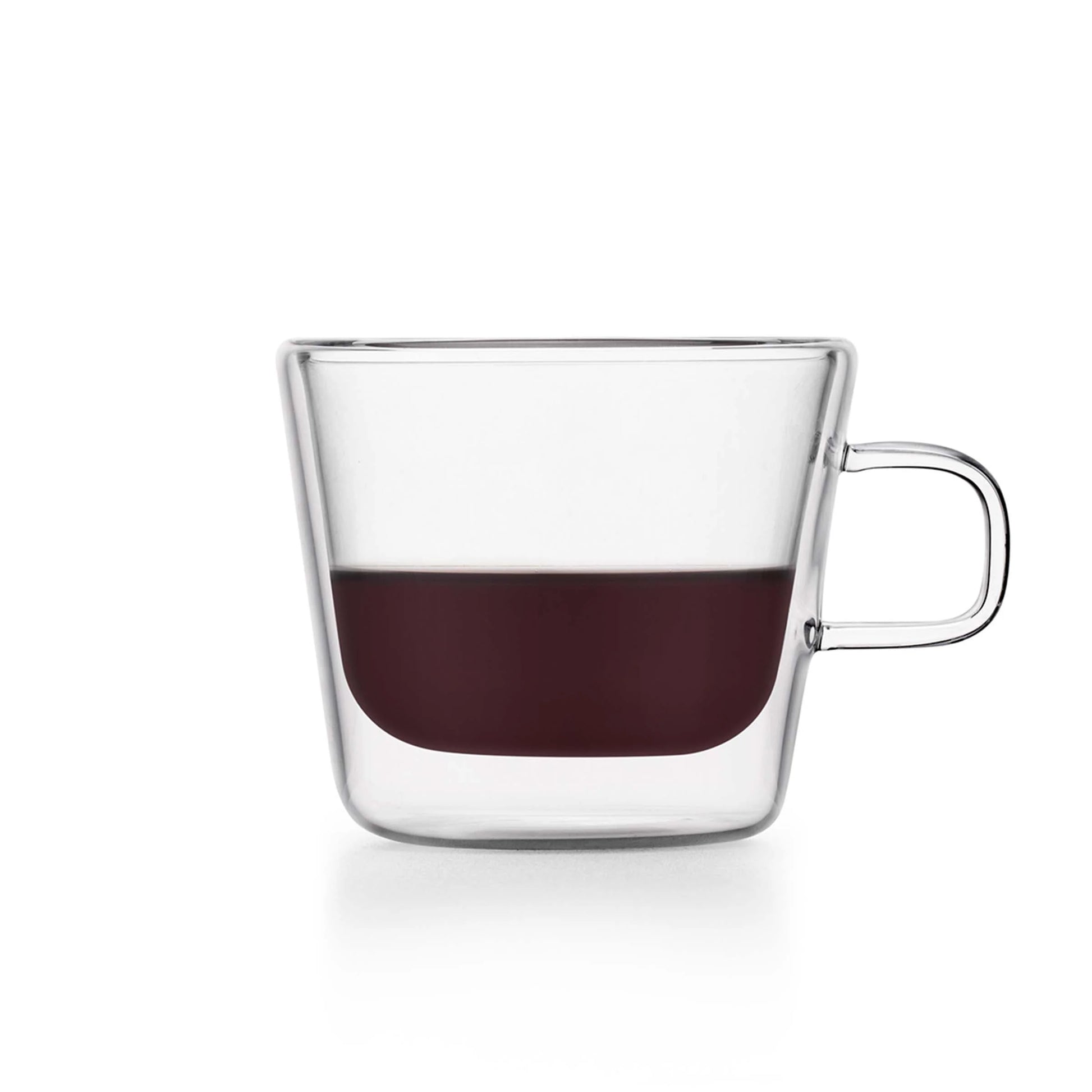 Isolierte Glastasse mit Tee befüllt – doppelwandiges Glas hält Getränke länger warm
