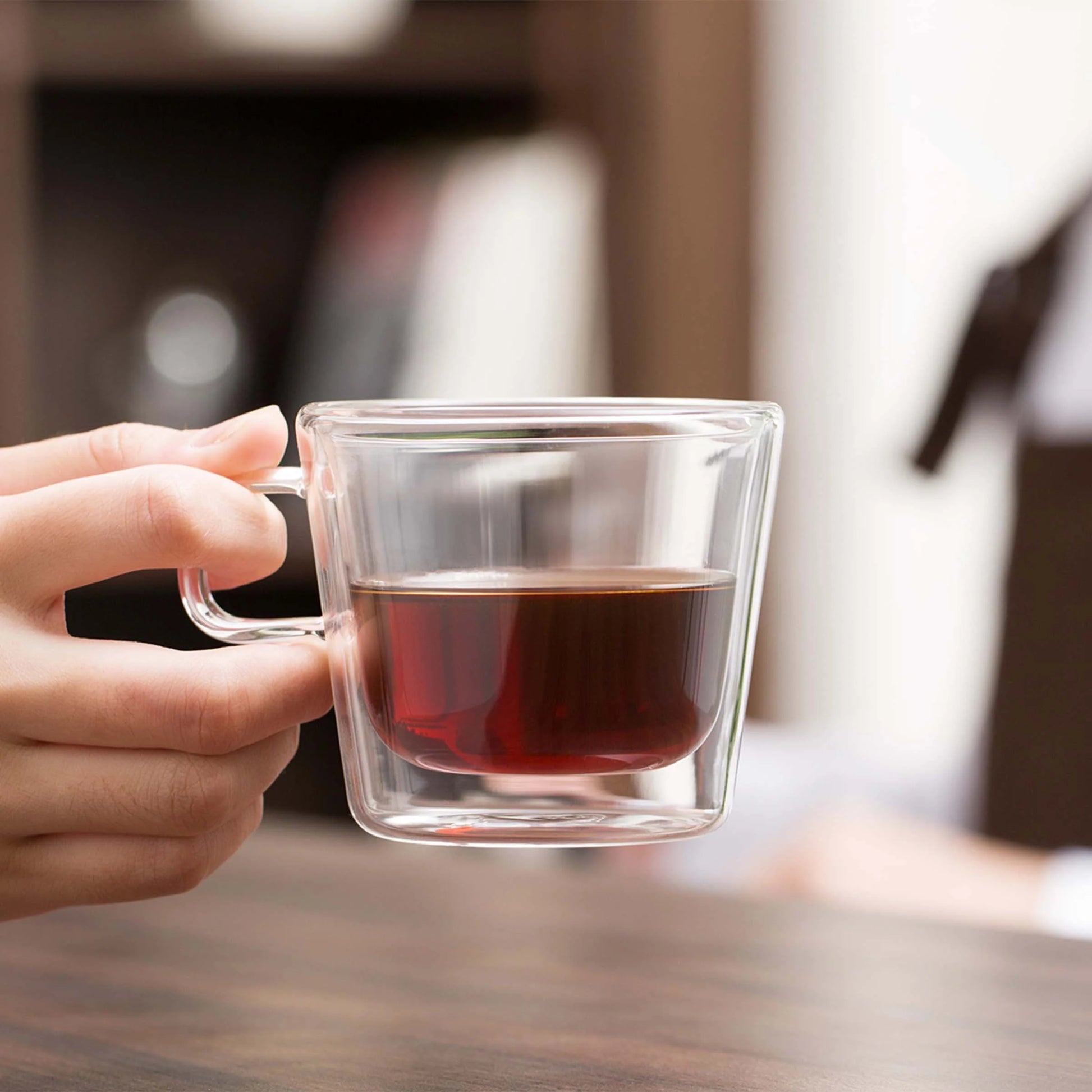 Elegante Glastassen im Einsatz – ideal für Kaffee oder Tee im modernen Wohnambiente
