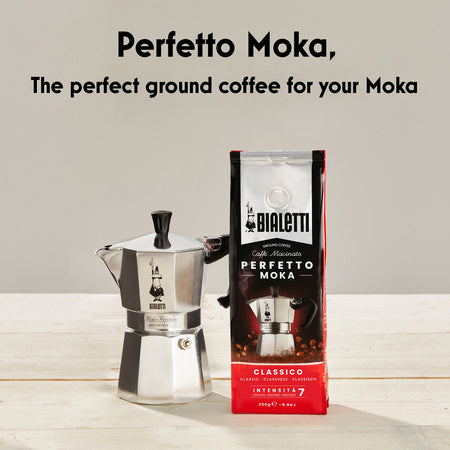 Geschenkset mit Bialetti Moka Express und Perfetto Moka Classico – seitliche Ansicht mit Inhalt
