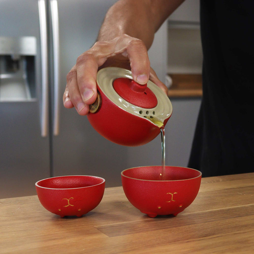 Kompakte rote Teekanne im „Glückskatze“-Design mit Katzenmotiv, perfekt für Reisen
