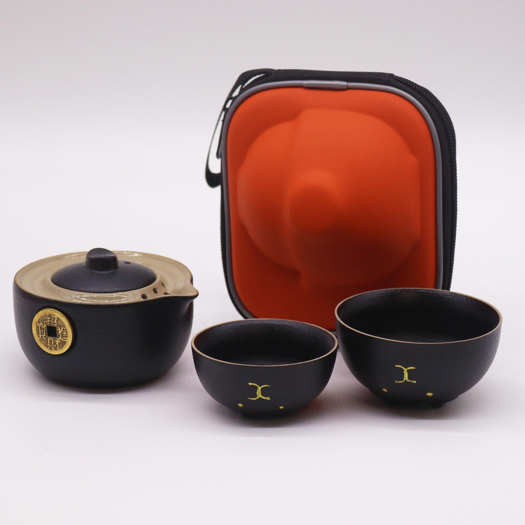 Schwarzes Reise-Teeset „Glückskatze“ mit Teekanne, zwei passenden Teeschalen und orangem Etui

