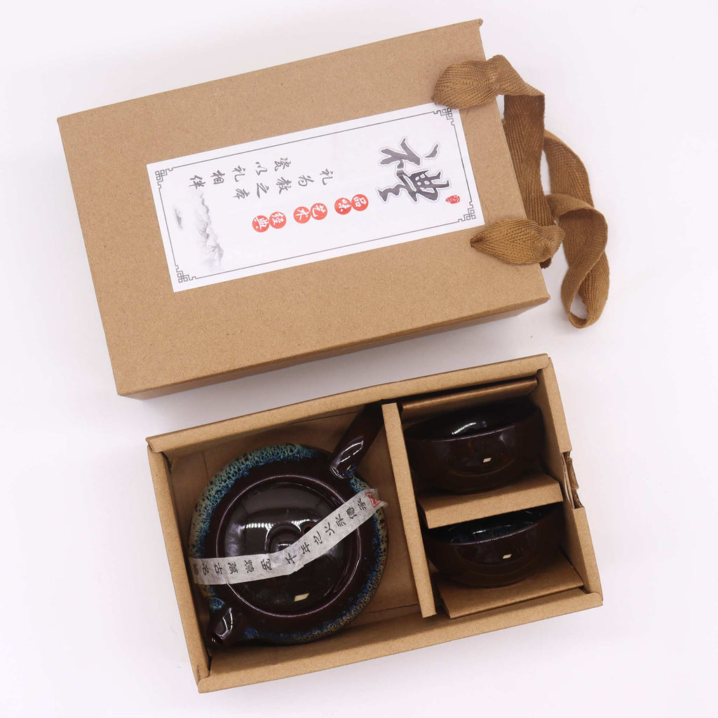 Elegante Geschenkbox mit eingepasstem Teeservice – modern und sicher verpackt
