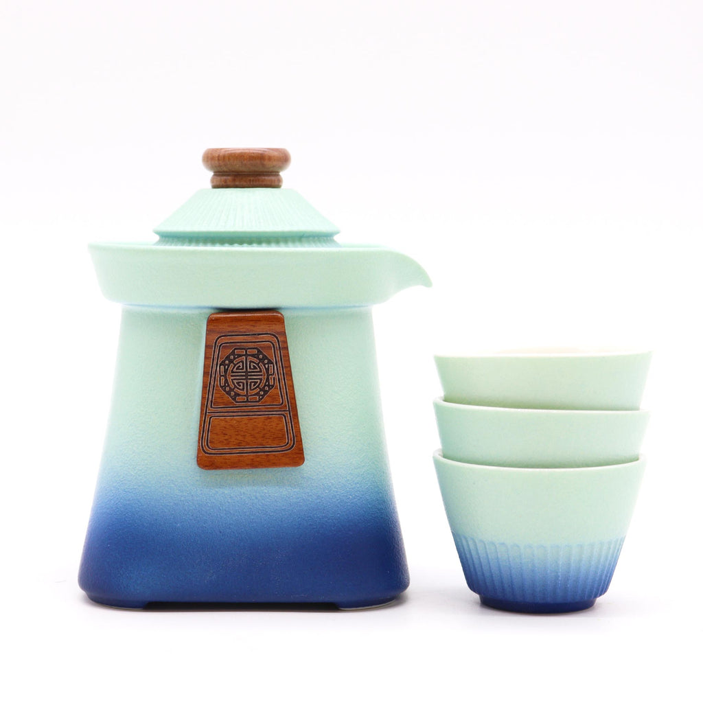 Komplettes Teeset im Tempel-Design mit Keramik-Teekanne und drei passenden Tassen im Farbverlauf Blau-Türkis

