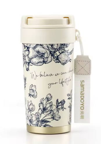Thermobecher 500 ml in Beige mit blauem Blumenmuster und Edelstahlfilter
