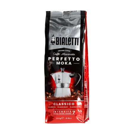 Bialetti Moka Express Set mit Verpackung im Hintergrund – Espressokocher und rote Kaffeepackung
