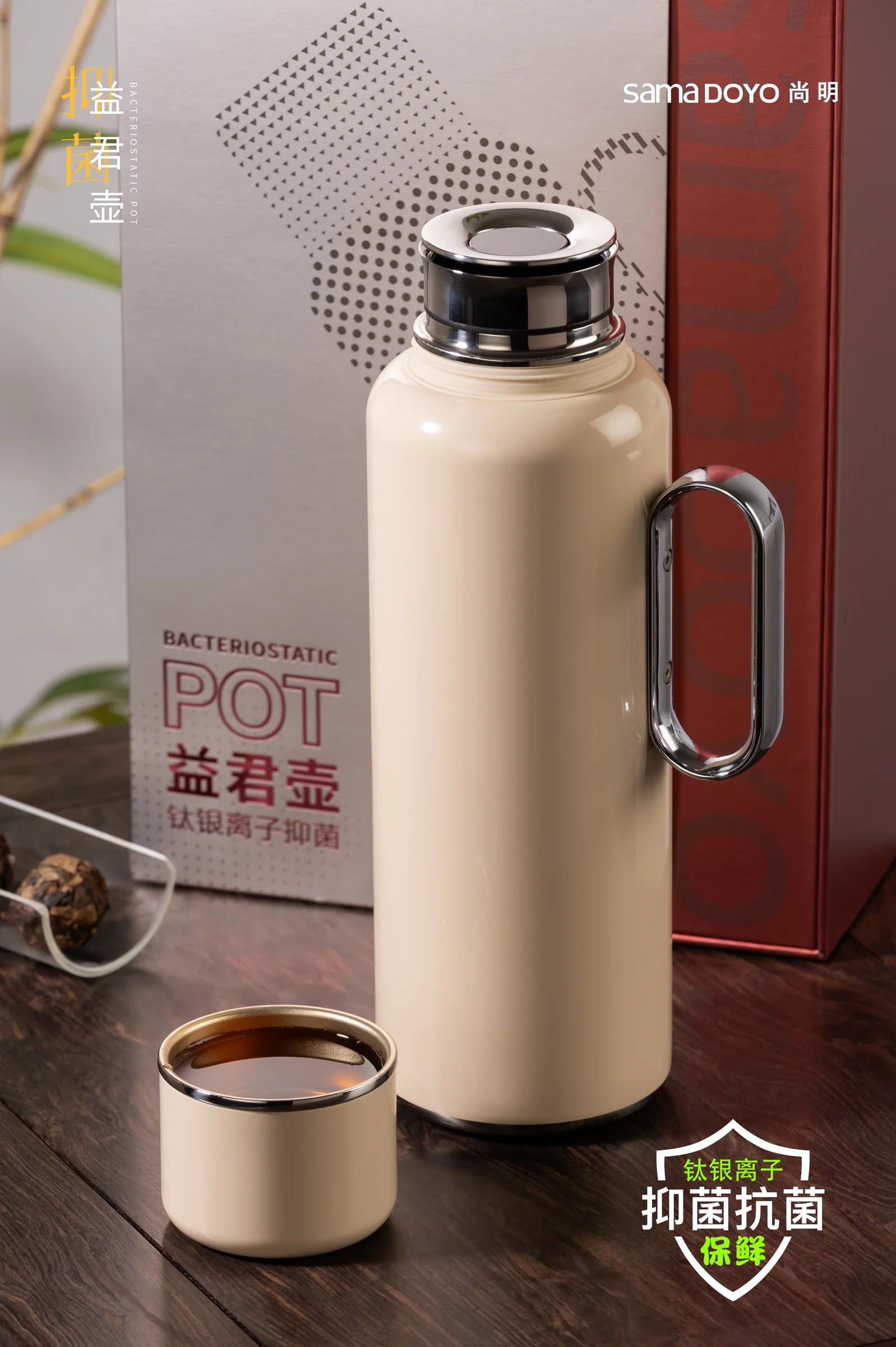 Thermoskanne 800 ml in Rot mit ergonomischem Griff und digitalem Display
