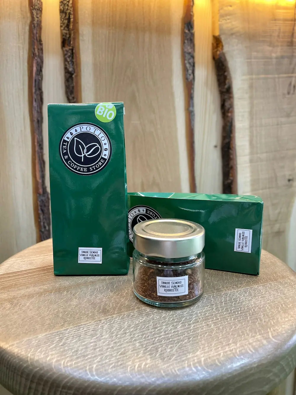 Rooibos-Tee mit Trauben, Schokolade, Vanille und Walnüssen lose im Fokus – hochwertiger Früchtetee aus Wien, Potio